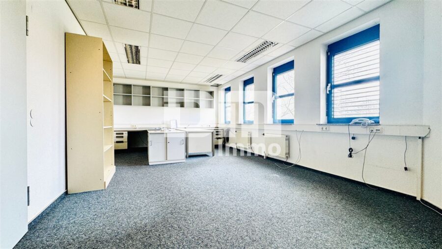 Vielseitiger Gewerbekomplex Halle + Büro / Freifläche - Top Infrastruktur direkt am A44 / A49 Kreuz - OG Büroraum